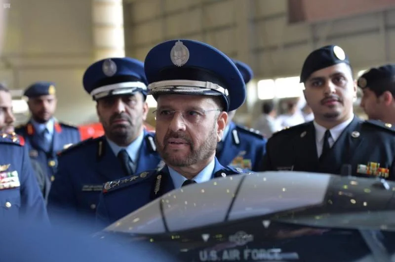 رئيس الأركان يزور معرض الكويت للطيران ويشاهد عروض الصقور السعودية