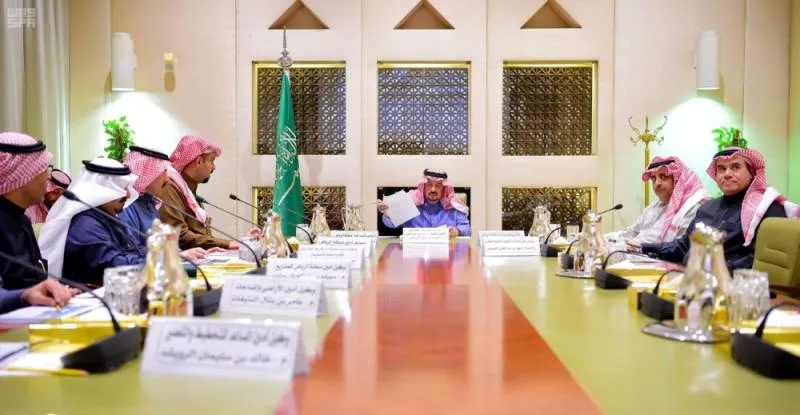 أمير الرياض يستعرض خدمات الأمانة مع أمين المنطقة والوكلاء