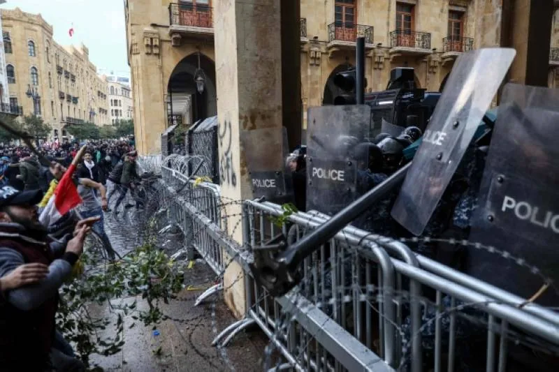 إصابات بالغة جراء الاشتباكات بين الأمن ومحتجين في بيروت