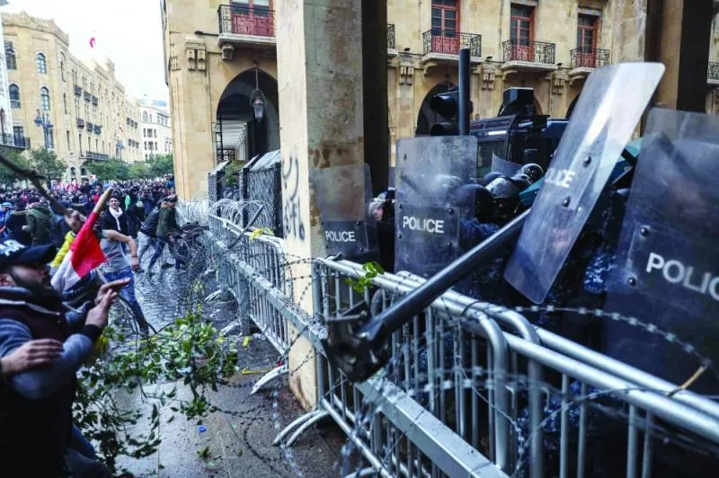 إصابات بالغة جراء الاشتباكات بين الأمن ومحتجين في بيروت