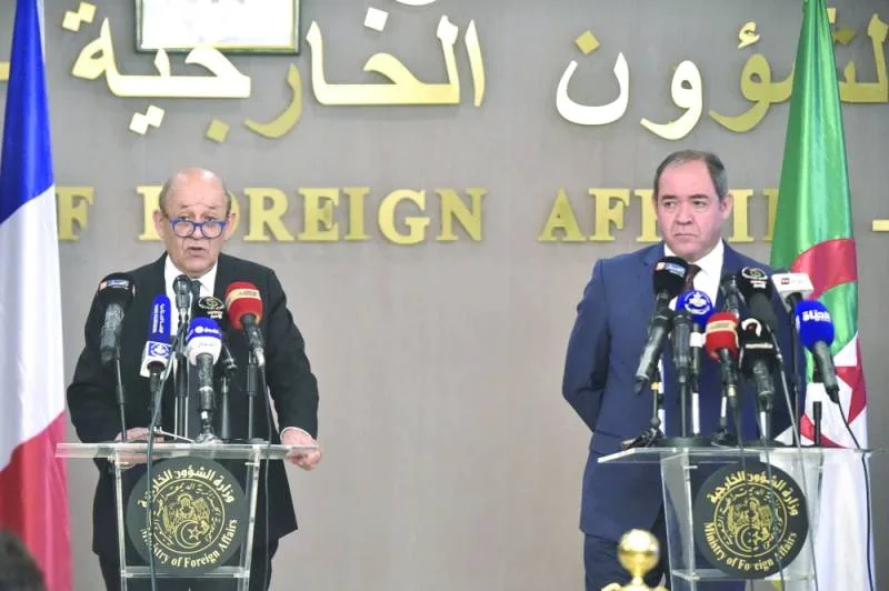 وزير الخارجية الفرنسي في الجزائر لمناقشة الأزمة الليبية