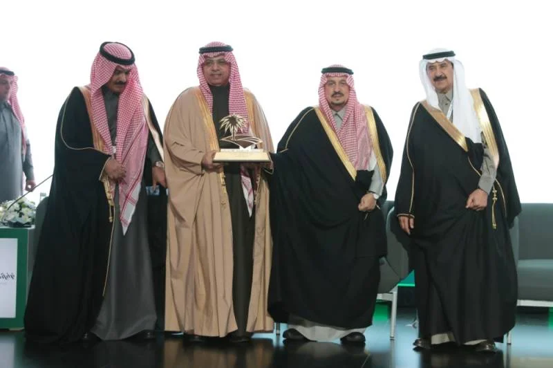 أمير الرياض يكرم الإلكترونيات المتقدمة الراعي البلاتيني لمنتدى الرياض الاقتصادي