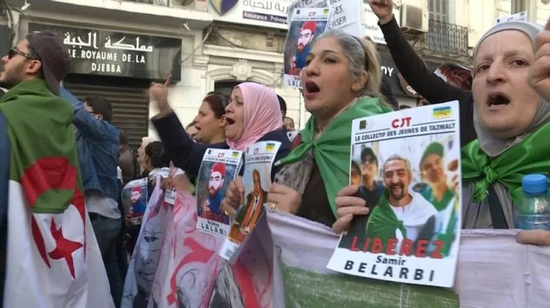 الحراك الشعبي في الجزائر يعد بمواصلة التظاهرات