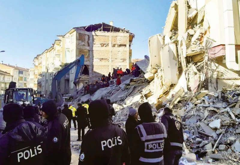 تركيا: 23 قتيلا حصيلة الزلزال.. والبحث متواصل عن ناجين