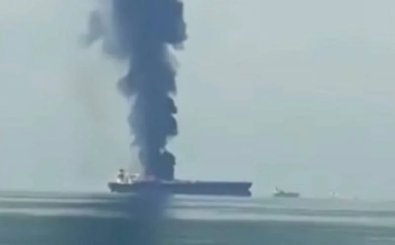 الإمارات تنقفذ طاقم ناقلة نفط بعد اندلاع حريق على متنها قبالة سواحل الشارقة