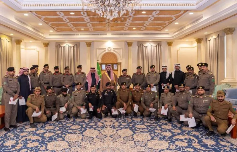 أمير الجوف يكرم 15 رجلًا من الأمن العام