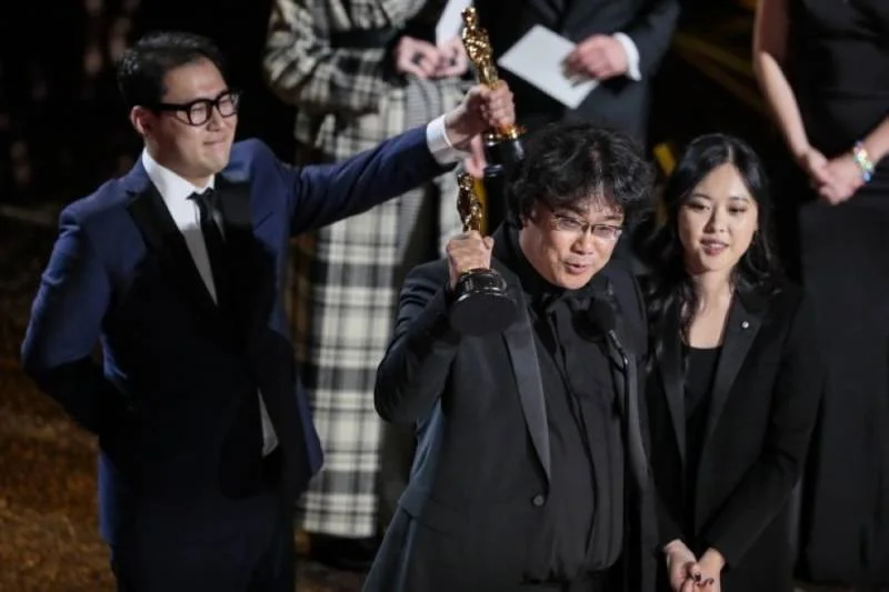 لأول مرة في تاريخ الأوسكار.. الكوري الجنوبي "باراسايت" يفوز بجائزة أفضل فيلم