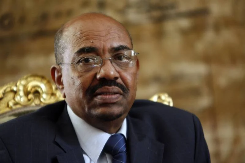 السودان يعتزم تسليم البشير للمحكمة الجنائية