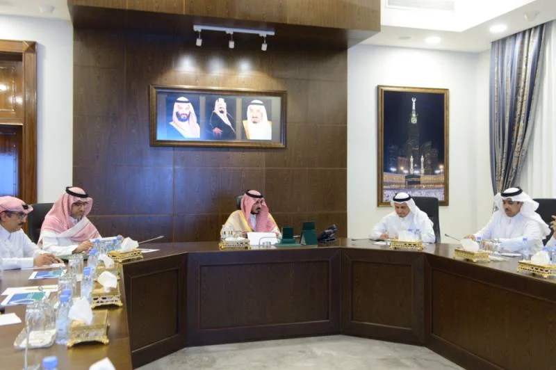 نائب أمير مكة يناقش مشروعات "المياه" بالمحافظات