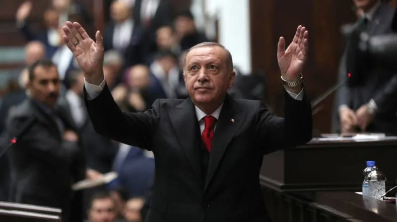 أردوغان يترنح يتغزل في اقتصاد بلاده.. وتركي يقاطعه: «أبنائي جوعى»