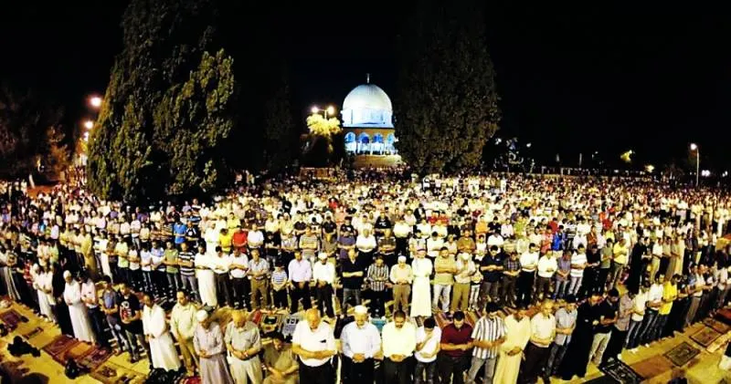 حشود كبيرة تشارك في صلاتي الفجر والجمعة بالأقصى ومساجد فلسطين