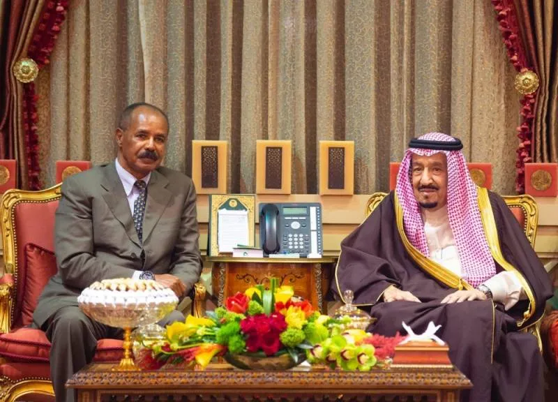 الملك يستعرض مستجدات الأحداث بالقرن الأفريقي والمنطقة مع رئيس اريتريا