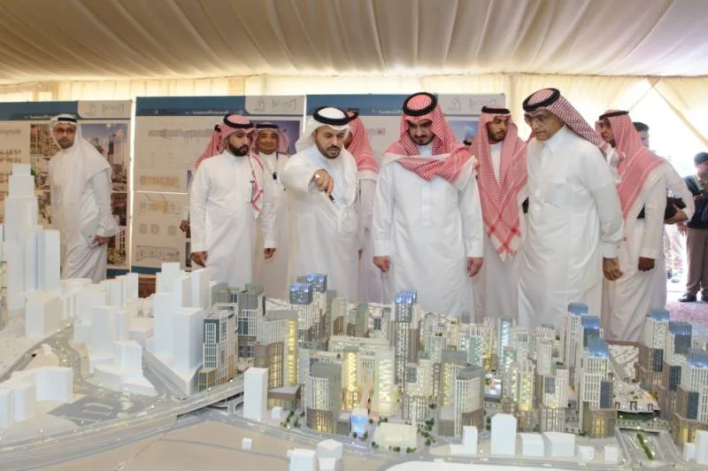 بدر بن سلطان يقف على أعمال مشروع طريق الملك عبدالعزيز بمكة