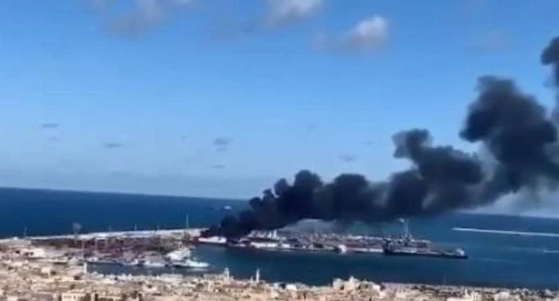 الجيش الليبي يقصف سفينة أسلحة تركية في ميناء طرابلس