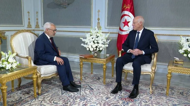 الأزمة الحكومية في تونس تكشف خلافًا حادًّا بين رأسي السلطة في البلاد