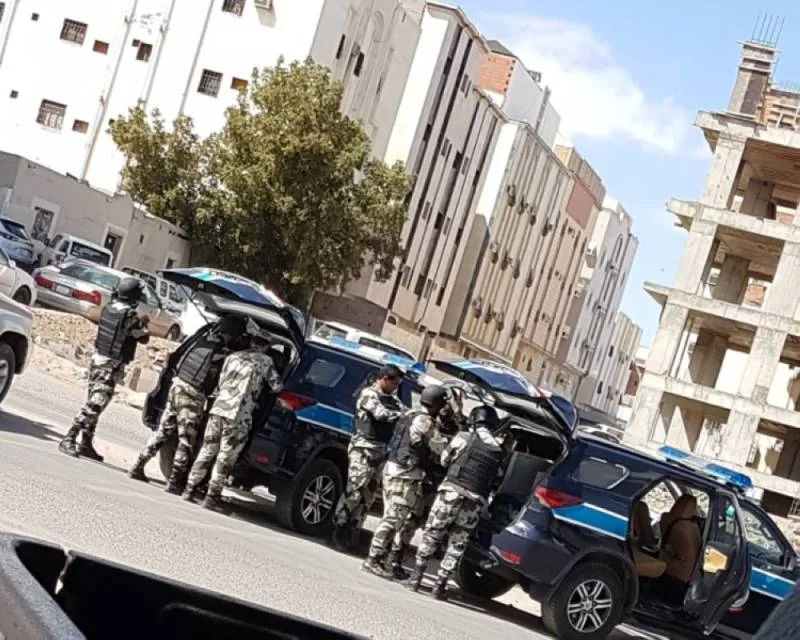 القبض على مواطن أطلق النار على سيارة ودهس قائدها بالمدينة المنورة