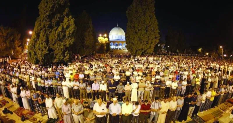 الآلاف يُحيون صلاتي الفجر والجمعة بالأقصى والإبراهيمي ومساجد فلسطين