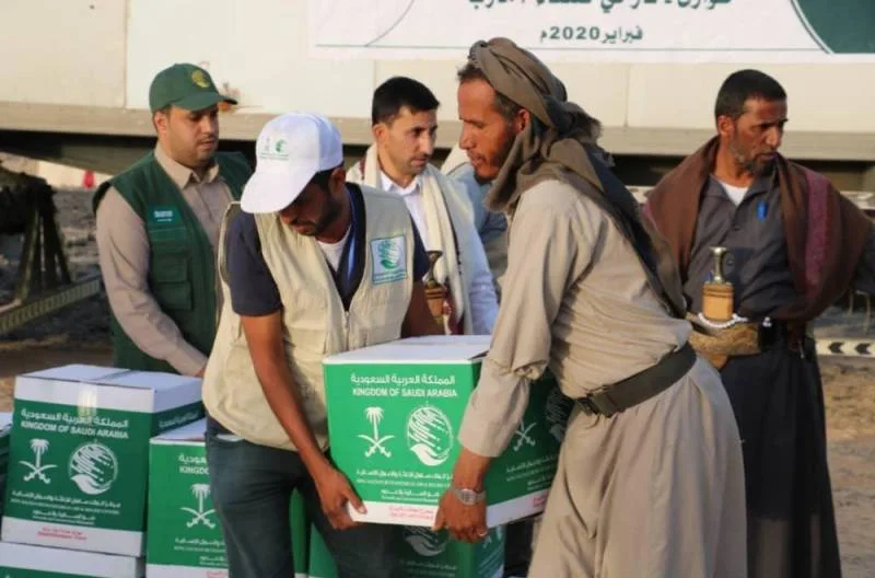 "سلمان للإغاثة" يوزع ألف سلة غذائية للنازحين من صنعاء إلى مأرب