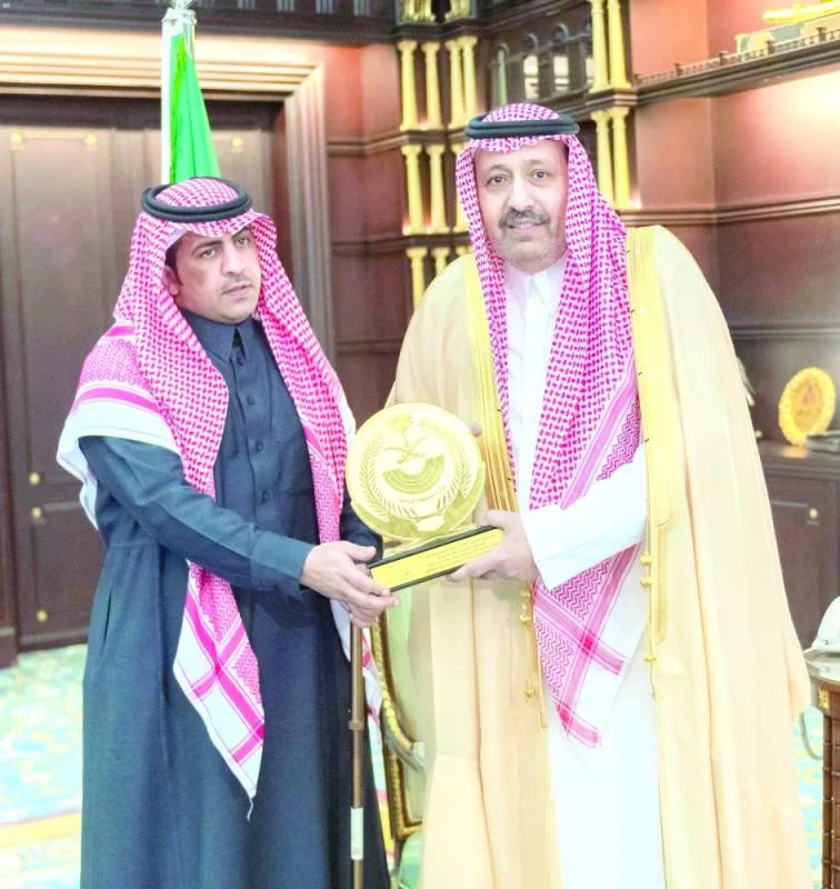 أمير الباحة يكرم موظفا تبرع بكليته لعمه