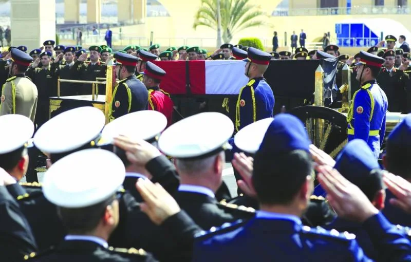 السيسي يتقدم الجنازة العسكرية لحسني مبارك