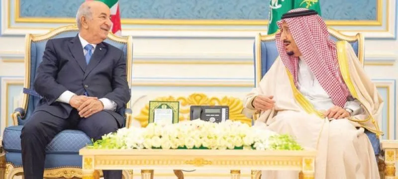 خادم الحرمين يستعرض المستجدات والعلاقات مع الرئيس الجزائري