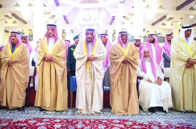 الملك سلمان يؤدي صلاة الميت على الأمير طلال بن سعود