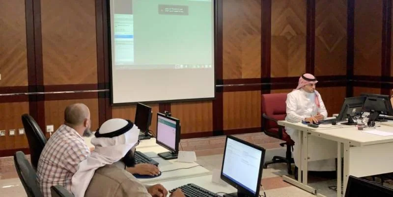مدير جامعة الملك عبدالعزيز يقف على سير العمل في تطبيق التعليم الإلكتروني