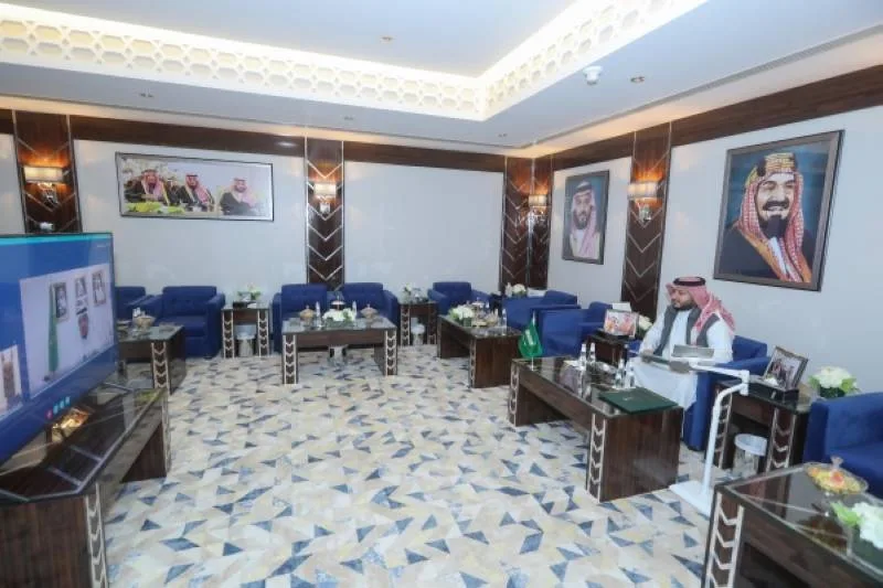 نائب أمير الجوف يعقد اجتماعًا مرئيًا مع 3 مسؤولين بالمنطقة