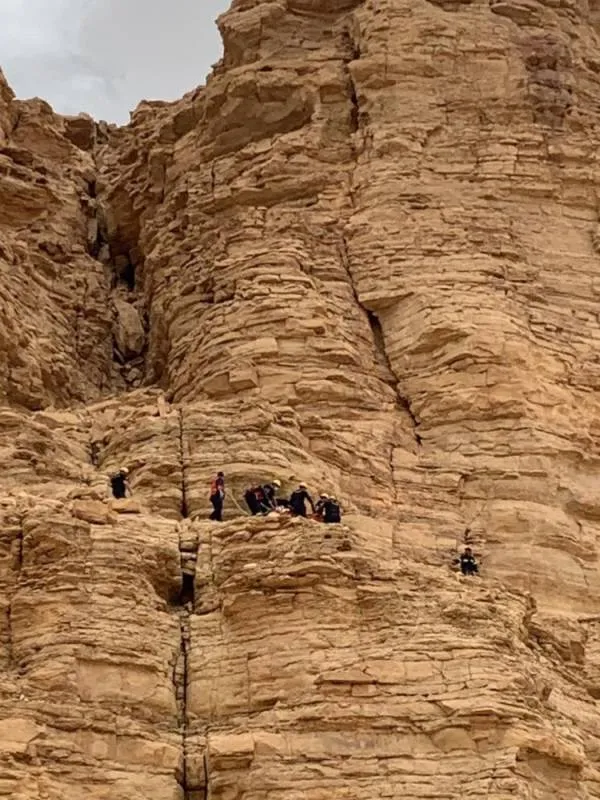 "مدني حوطة بني تميم" ينقذ مواطنًا سقط واحتجز في سفح جبال ظهرة السوط
