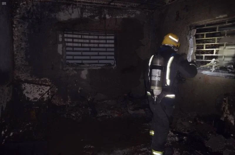 مدني تبوك ينقذ 4 أشخاص في حريق بإحدى الشقق السكنية