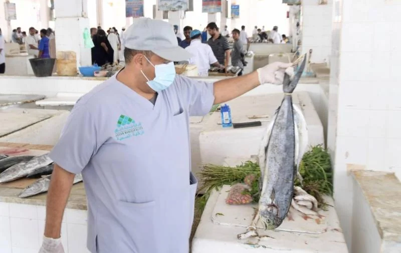 أمانة جازان تكثف إجراءاتها الاحترازية بأسواق الأسماك في المنطقة