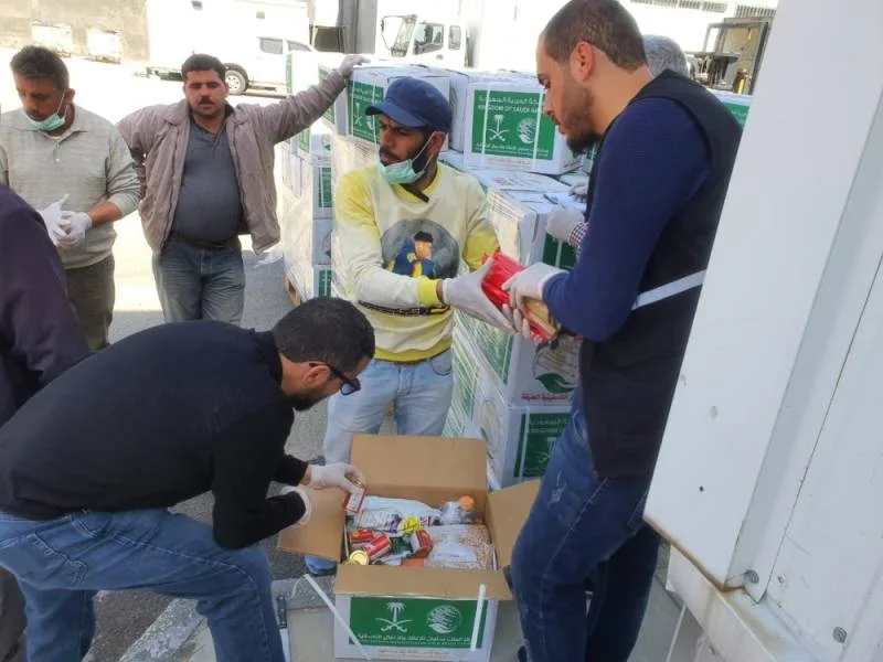 مركز الملك سلمان يواصل توزيع السلال الغذائية على الاسر ذات الاحتياج من الاردنيين والفلسطينيين واللاجئين السوريين