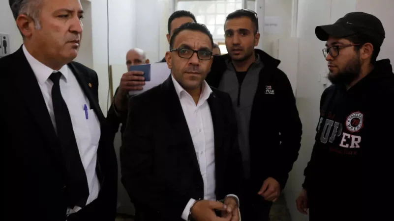 سلطات الاحتلال تمدد اعتقال محافظ القدس وتفرج عن أسير فلسطيني بعد 11 سنة