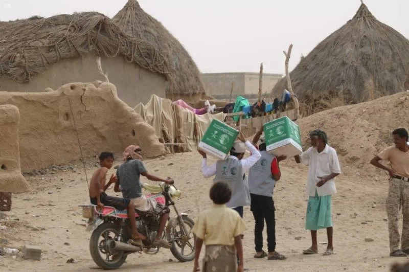 "سلمان للإغاثة" يوزع 1620 سلة غذائية في محافظات اليمن