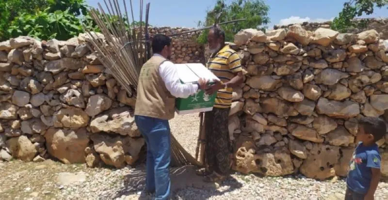 "سلمان للإغاثة" يوزع  350 سلة غذائية في "حديبو" بسقطرى