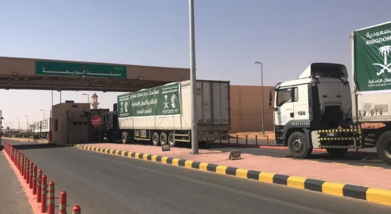 29 شاحنة من "سلمان للإغاثة" تعبر منفذ الوديعة متوجهة لعدة محافظات يمنية