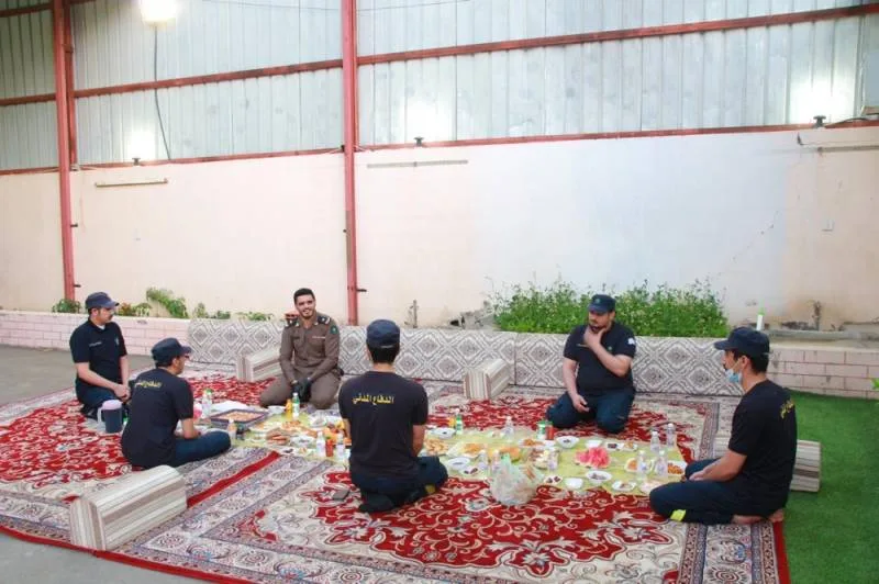 مدير مدني بلجرشي يشارك العاملين في الميدان إفطارهم