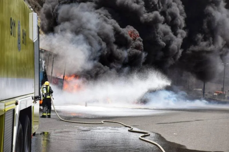 مدني مكة يسيطر على حريق مواد عزل مباني ببطحاء قريش