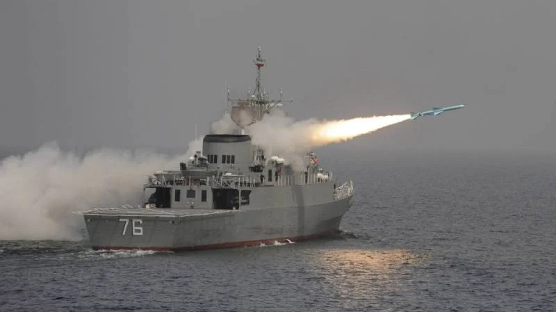 صاروخ إيراني يستهدف سفينة إيرانية ويقتل 19