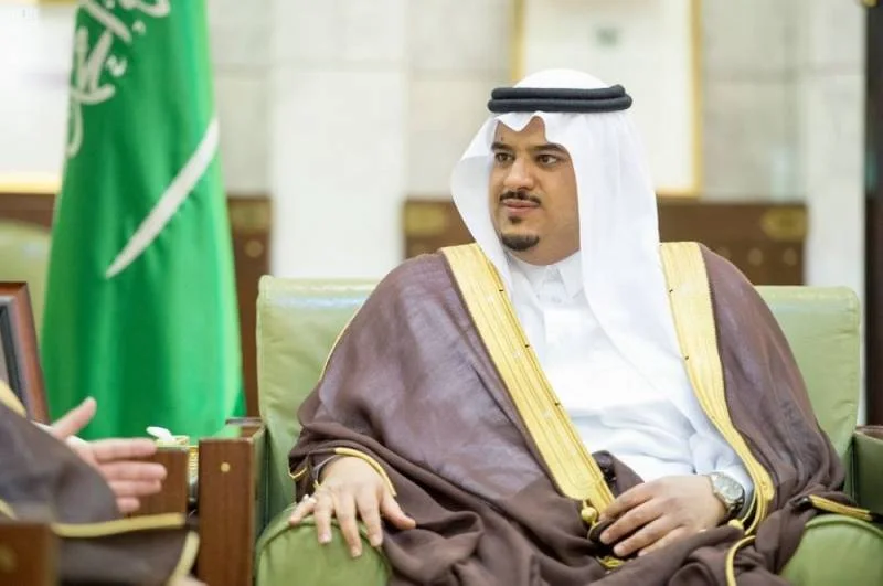 نائب أمير الرياض ينقل تعازي القيادة لأسرة الشهيدين القحطاني والرقاص