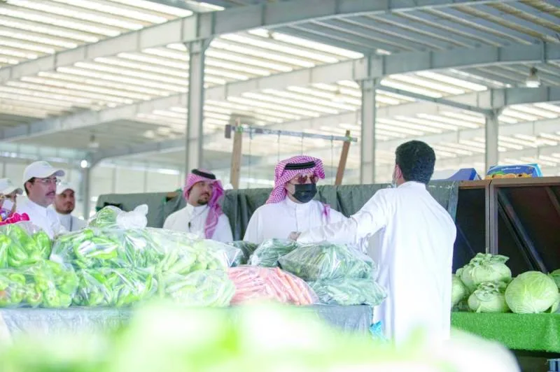 الأمير تركي بن طلال يتفقد أسواق أبها النموذجية
