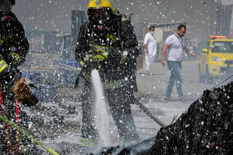 مدني جازان يسيطر على حريق مخلفات بجوار أحد مراكز التسوق