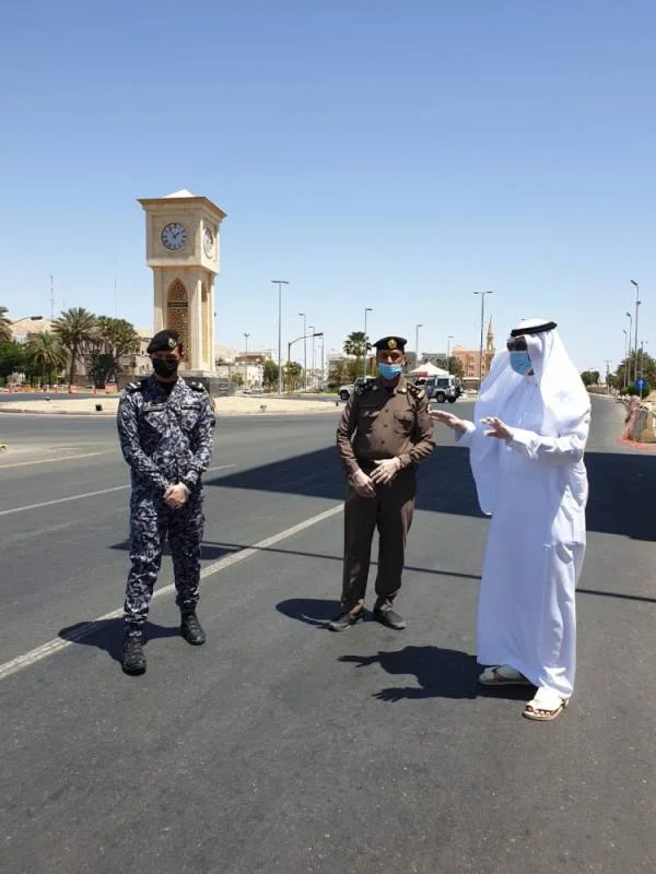 محافظ أملج يتابع ميدانياً تطبيق الأجراءات الأحترازية ويهنئ رجال الأمن بالعيد