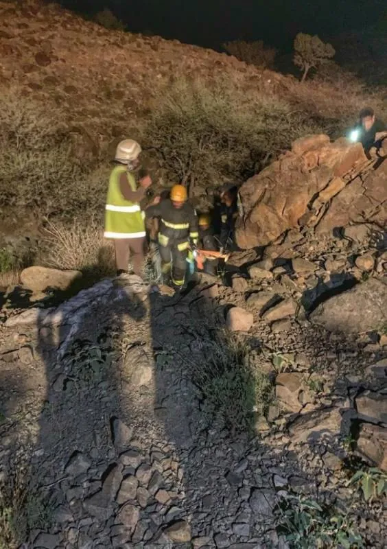 الدفاع المدني بالطائف ينقذ 3 أشخاص فقدوا بمنطقة جبلية وعرة