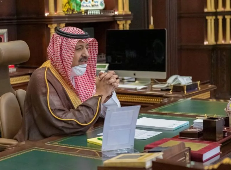 أمير الباحة يلتقي عبر الاتصال المرئي المسؤولين وقادة القطاعات الأمنية
