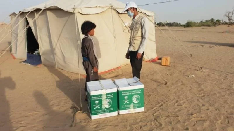 "سلمان للإغاثة" يوزع 300 سلة غذائية للنازحين في مأرب