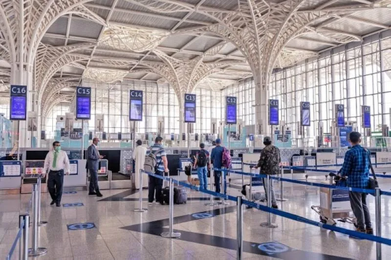 مطار المدينة يكثف جهوده الاحترازية تزامناً مع بدء التشغيل التدريجي للرحلات الداخلية