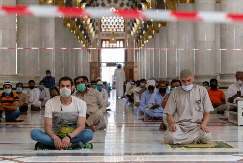 جموع من المصلين يؤدون صلاة الجمعة في المسجد النبوي
