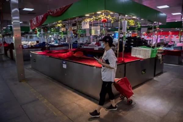 بكين : فحص عمال توصيل الطعام والطرود