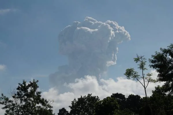 إندونيسيا : بركان ميرابي يقذف رمادا على ارتفاع ستة الآف متر